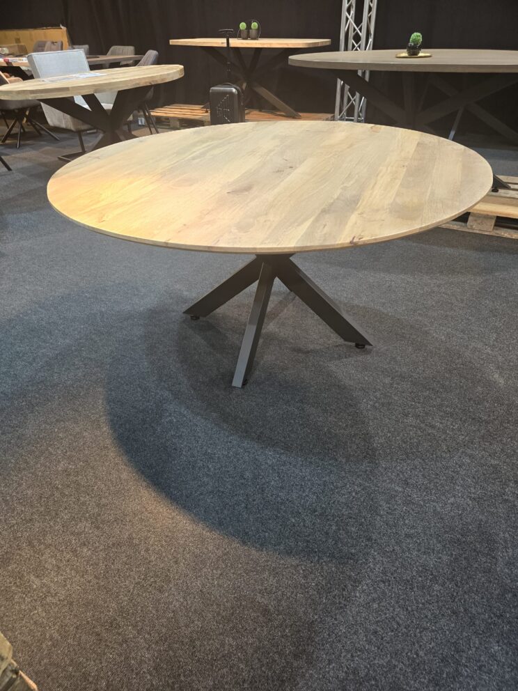 Table 'Abel' ronde aminci en manguier massif 130 - Pied spider en métal noir - Image 3