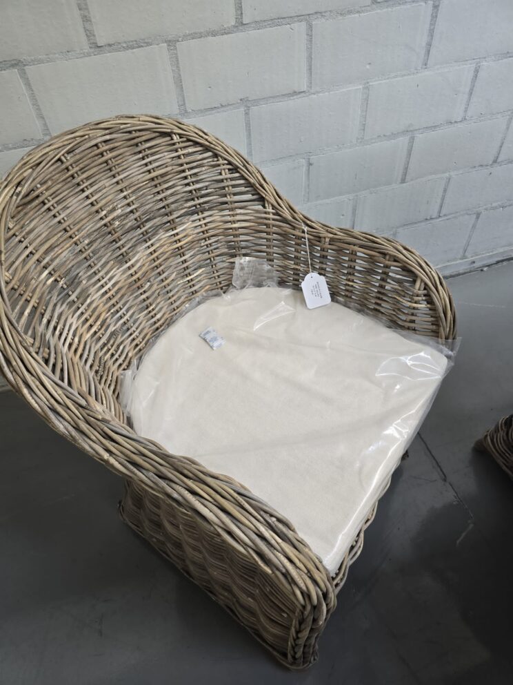 Chaise en rotin avec coussin - Image 3